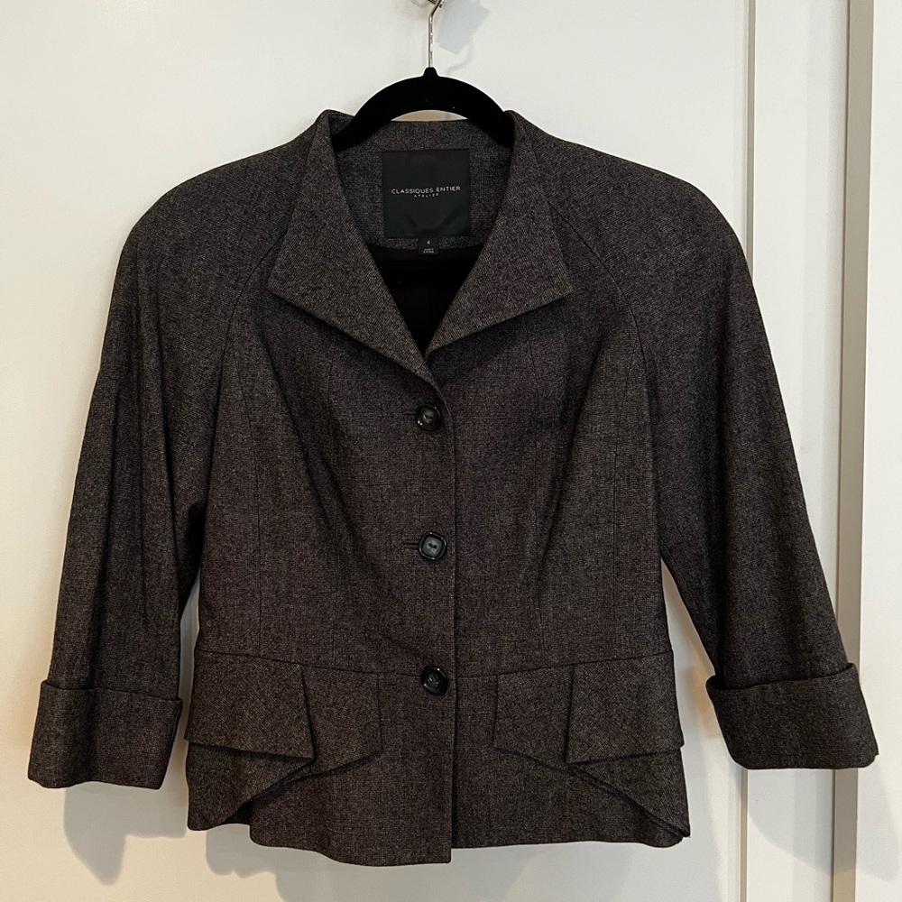 Women’s Classiques Entier blazer in excellent condition. Sz 4
